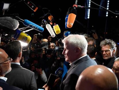 El ministro del Interior alemán, Horst Seehofer, al finalizar la reunión de la CSU durante la madrugada del 2 de julio de 2018 en Munich.