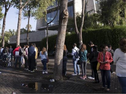 Más de 600 personas hacen fila en una casilla especial ubicada en la biblioteca Vasconcelos de la Ciudad de México el 1 de julio de 2018.
