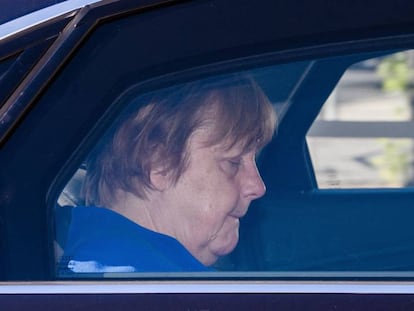 La canciller alemana, Angela Merkel, llega este lunes a la reunión con la CSU, en Berlín. En vídeo, declaraciones del ministro de Interior alemán.