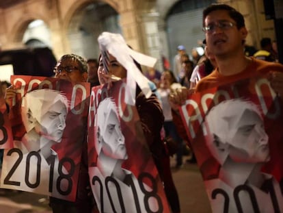 Seguidores de López Obrador festejan el triunfo en las elecciones. En vídeo, perfil de AMLO.