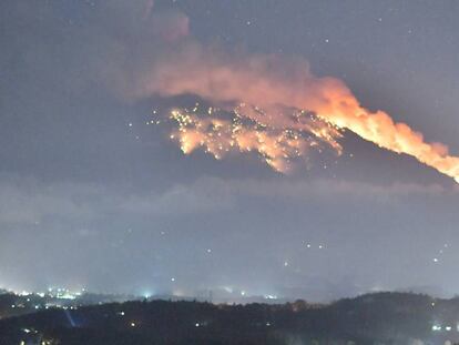 El volcán Agung, en Bali, durante la erupción en la noche de este lunes.