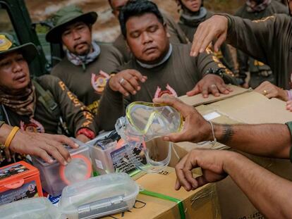 Encargados del rescate preparan gafas de bucear para introducir en la gruta. En vídeo, ¿qué pasará con los niños?