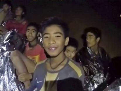 Una imagen de un vídeo de la Armada tailandesa muestra grupo de niños atrapados en la cueva de Tham Luang.
