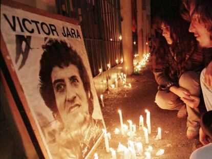 Velada en homenaje a Víctor Jara en 1997.