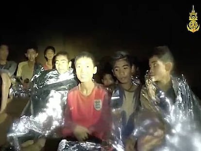 Los niños atrapados, en una imagen de la Armada tailandesa.