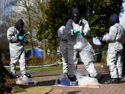 La policía recoge muestras en marzo, tras el envenenamiento de Skripal. En vídeo, declaraciones de la directora del Hospital del Distrito de Salisbury.