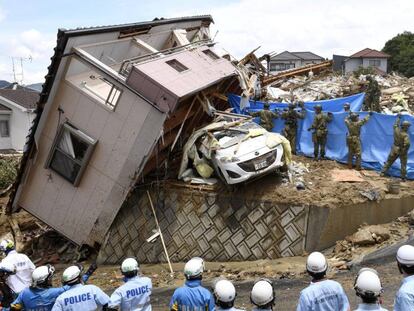 Los equipos de rescate trabajan en la ciudad de Kumano, en la prefectura de Hiroshima.