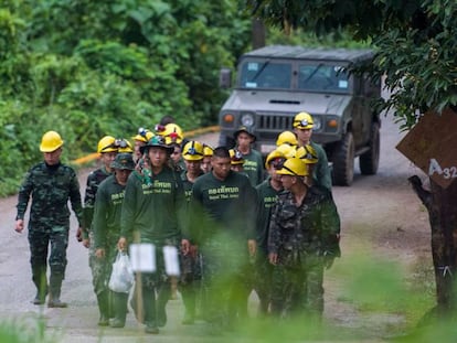 Soldados tailandeses salen de la cueva de Tham Luang (Tailandia) este lunes.