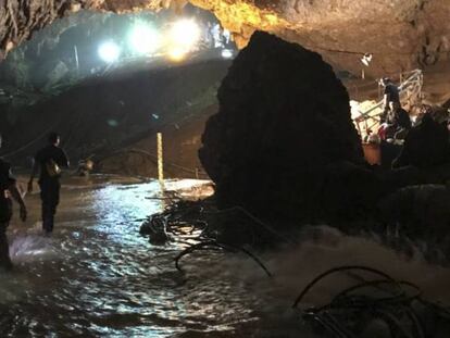 Foto tuiteada per Elon Musk de l'entrada de la cova, on l'empresari ha deixat un minisubmarino per a futures emergències.