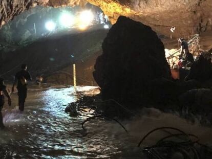 Foto tuiteada por Elon Musk de la entrada de la cueva, donde el empresario ha dejado un minisubmarino para futuras emergencias.