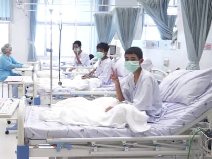 Algunos de los niños rescatados en la cueva de Tailandia en una fotografía difundida este miércoles.