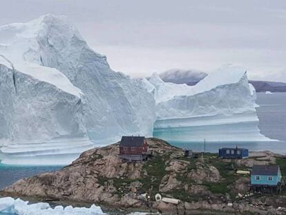 Vista general de un iceberg situado al lado de la aldea de Innaarsuit en Groenlandia el 12 de julio de 2018. En vídeo, el iceberg que amenaza la isla de Innaarsuit. En vídeo, un iceberg amenaza la isla de Innaarsuit