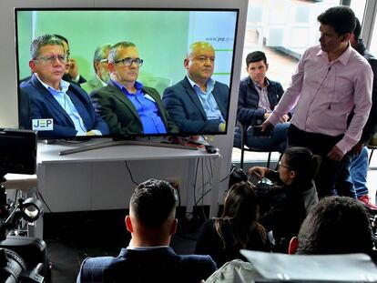 Rodrigo Londoño, 'Timochenko', en el centro, entre Pablo Catatumbo y Carlos Antonio Lozada ante el tribunal de paz de Colombia.