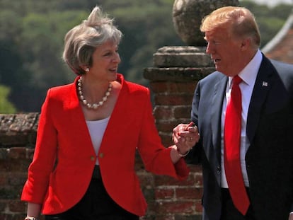 Donald Trump ayuda a Theresa May dándole la mano, en un gesto criticado por los medios británicos por hacerle parecer. En vídeo, May asegura que Trump le dijo que demandara a la UE