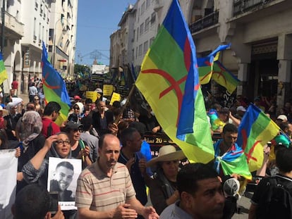 Varios activistas amazigs, durante la manifestación de este domingo en Rabat por la libertad de los presos del Rif / En vídeo, manifestación en Rabat