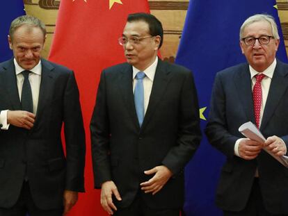 El primer ministro chino, Li Keqiang, junto al presidente del Consejo Europeo, Donald Tusk, y el de la Comisión Europea, Jean-Claude Juncker. En vídeo, declaraciones de Tusk.