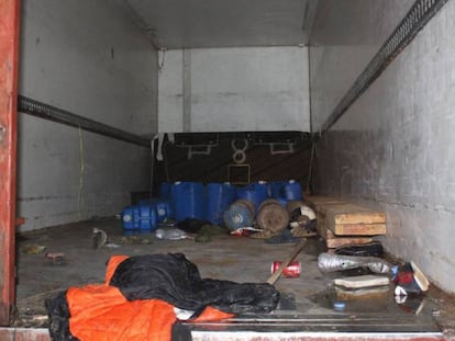 Interior del camión en el que fueron hallados los migrantes muertos.