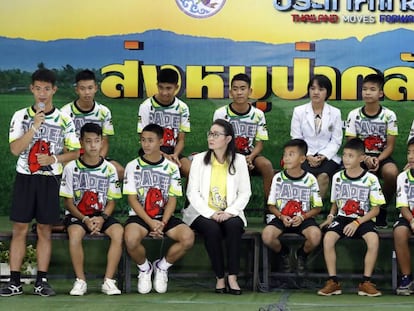 El entrenador y los 12 niños del equipo de fútbol de Tailandia que permaneció 18 días en una cueva ofrecen una rueda de prensa para explicar su odisea.
