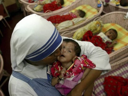 Una monja de la orden de la Madre Teresa en la India, con un bebé en brazos.