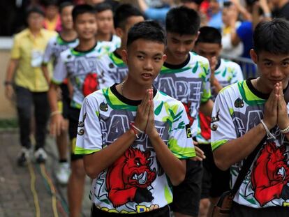 Los 12 niños rescatados de una cueva de Tailandia en su primera aparición pública este miércoles. En vídeo, las primeras palabras de los menores.