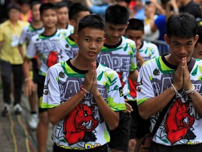 Los 12 niños rescatados de una cueva de Tailandia en su primera aparición pública este miércoles. En vídeo, las primeras palabras de los menores.