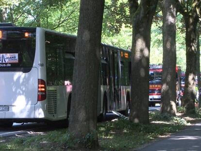 El autobús donde un hombre ha acuchillado a varias personas en Lübeck.