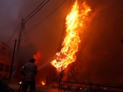 Incêndios na Grécia deixam pelo menos 74 mortos e 156 feridos