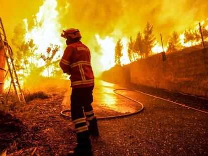 Un bombero en Portugal en 2017. En vídeo, Grecia.