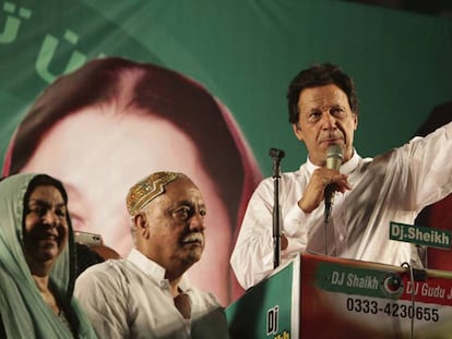 Imran Khan, en un mitin en Lahore. En vídeo, sus declaraciones tras votar.