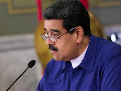 Nicolás Maduro sostiene un billete venezolano / En vídeo, Nicolás Maduro quiere quitar cinco ceros al bolívar