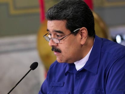 Nicolás Maduro sostiene un billete venezolano / En vídeo, Nicolás Maduro quiere quitar cinco ceros al bolívar