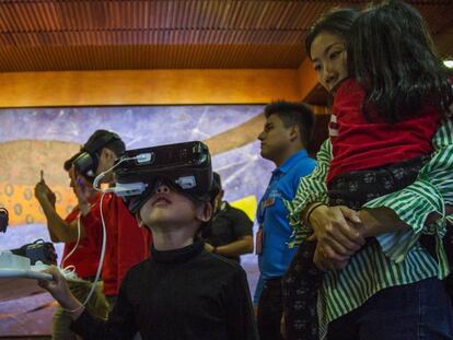 Los visitantes del Museo de Antropología, con gafas de realidad virtual.