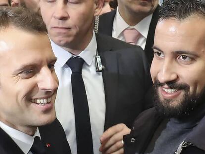 FOTO: Alexandre Benalla (derecha) junto al presidente Macron en febrero. / VÍDEO: La agresión de Benalla a un manifestante el pasado 1 de mayo.