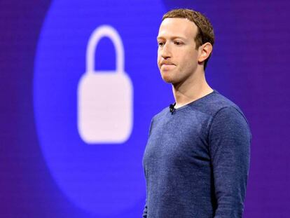 Mark Zuckerberg. En vídeo, la secretaria de Seguridad Interior de EE UU.
