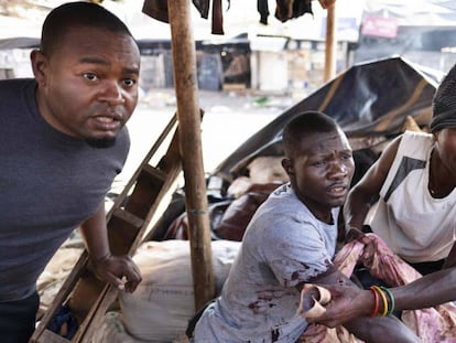 Un hombre herido tras los enfrentamientos entre la policía y los manifestantes este miércoles en Harare (Zimbabue).