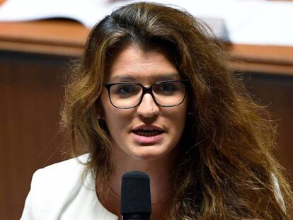 La secretaria de Estado para la Igualdad, Marlene Schiappa, en una intervención en la Asamblea Nacional en julio. En vídeo, sus declaraciones en octubre de 2017, cuando se planteó la medida.