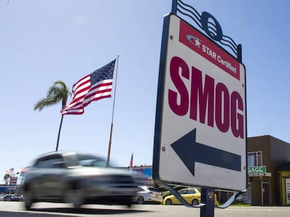 Un taller para medir gases contaminantes de los coches, en California. En vídeo, declaraciones del fiscal general de California.
