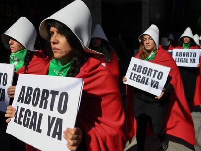Partidarias del aborto legal se manifiestan en Buenos Aires el miércoles, vestidas como las mujeres destinadas a la reproducción de la serie televisiva 'The Handmaid’s Tale'.