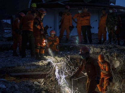 Derrumbes y avalanchas complican las tareas de rescate tras el terremoto en Lombok