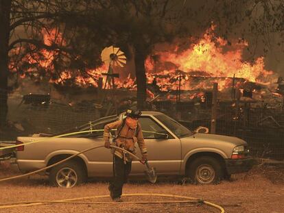 Un bombero se afana en apagar en Spring Valley, California.