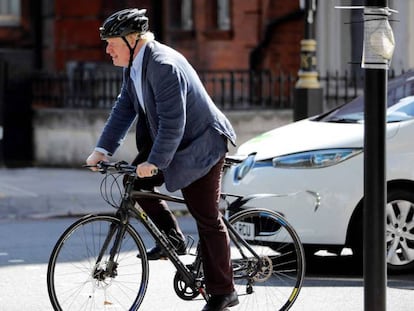 El exministro Boris Johnson paseando en bicicleta en Londres, a finales de julio