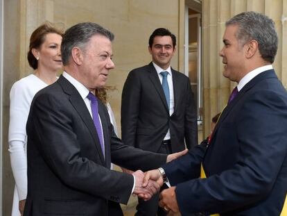 El nuevo presidente de Colombia, Iván Duque, saluda a Juan Manuel Santos. En vídeo, imágenes de la toma de posesión de Duque.