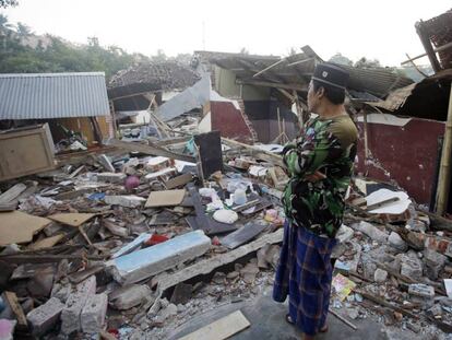 Varios edificios en ruinas tras un seísmo en el norte de la isla de Lombok (Indonesia) este jueves. En vídeo., imágenes del terremoto.