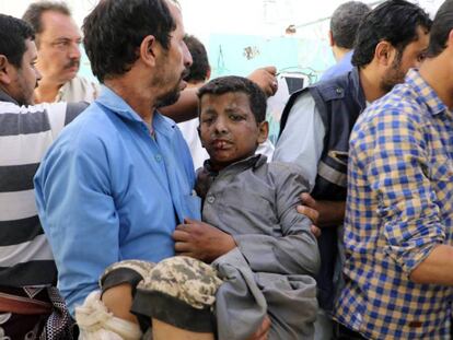 Un hombre sostiene a uno de los niños afectados por el ataque de este jueves en la ciudad de Saada / En vídeo, cómo ha sido el ataque (ATLAS)