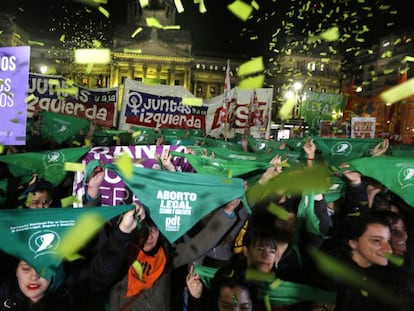 Manifestación en Argentina a favor del aborto legal. En vídeo, discurso del senador Pino Solanas a favor del aborto.