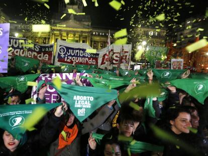 Manifestación en Argentina a favor del aborto legal. En vídeo, discurso del senador Pino Solanas a favor del aborto.