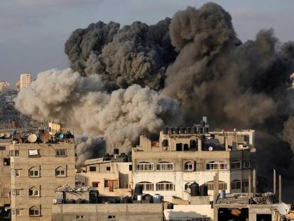 Columna de humo sobre un edificio bombardeado por Israel el jueves en Gaza.