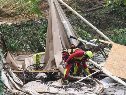 Equipos de rescate en una zona de acampada en el sur de Francia.