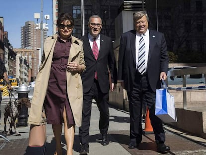 Amalija y Viktor Knavs (a izquierda y derecha) con su abogado en mayo en Manhattan.