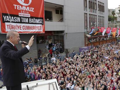 El presidente turco, Recep Tayyip Erdogan, este sábado en Rize. En vídeo: Los aranceles de Trump agravan la crisis económica turca.